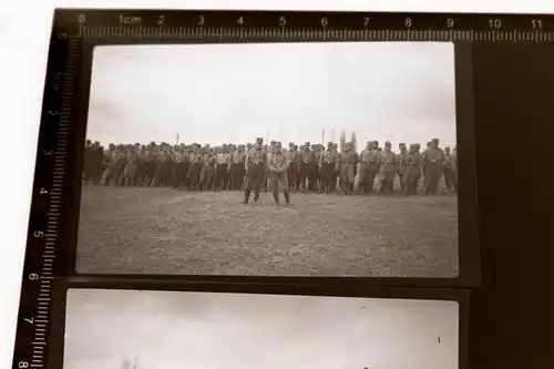 zwei alte Negative - angetretene Soldaten - Mann mit Zylinder - Ort ???