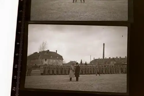 zwei alte Negative - angetretene Soldaten - Mann mit Zylinder - Ort ???