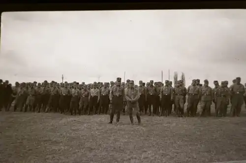 zwei alte Negative - angetretene Soldaten - Mann mit Zylinder - Ort ???