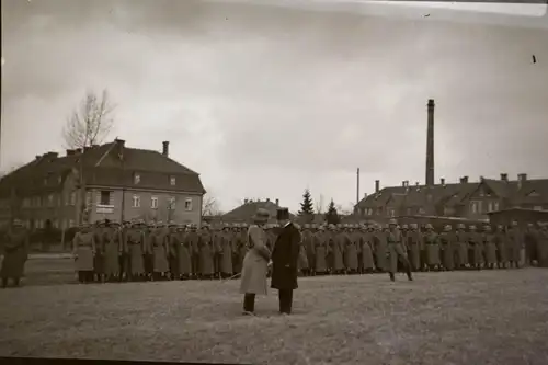 zwei alte Negative - angetretene Soldaten - Mann mit Zylinder - Ort ???