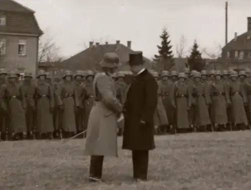 zwei alte Negative - angetretene Soldaten - Mann mit Zylinder - Ort ???