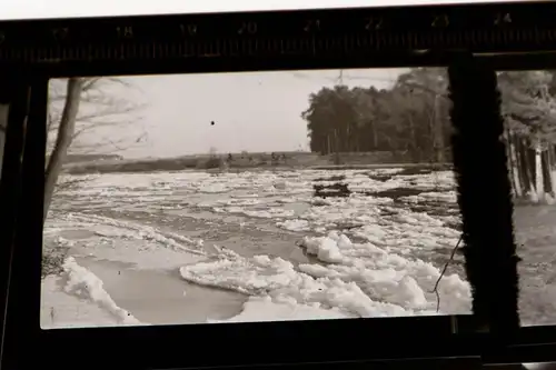 39 tolle alte Negative eines Soldaten - Ort ??? Schnee , Einheimische ?