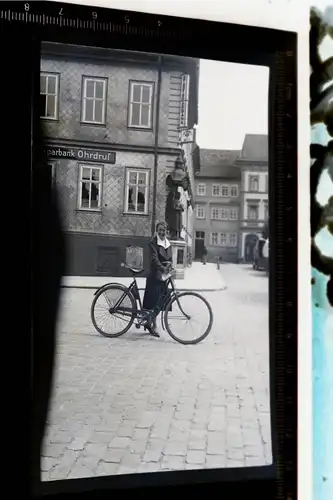 tolles altes Negativ Frau mit Fahrrad bei der Stadtsparbank Ohrdruf  20-30er Ja