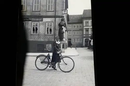 tolles altes Negativ Frau mit Fahrrad bei der Stadtsparbank Ohrdruf  20-30er Ja