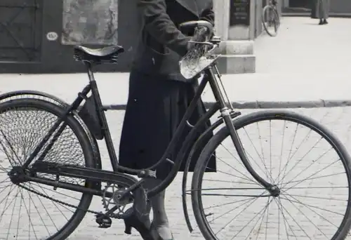 tolles altes Negativ Frau mit Fahrrad bei der Stadtsparbank Ohrdruf  20-30er Ja