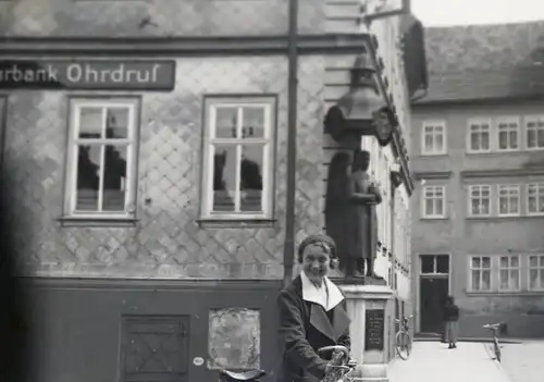 tolles altes Negativ Frau mit Fahrrad bei der Stadtsparbank Ohrdruf  20-30er Ja