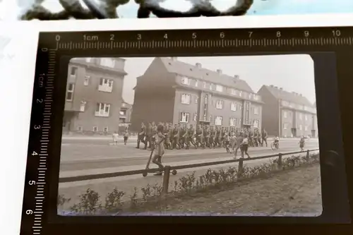 tolles altes Negativ - Soldaten maschieren durch Stadt - Mietshäuser - Ort ?