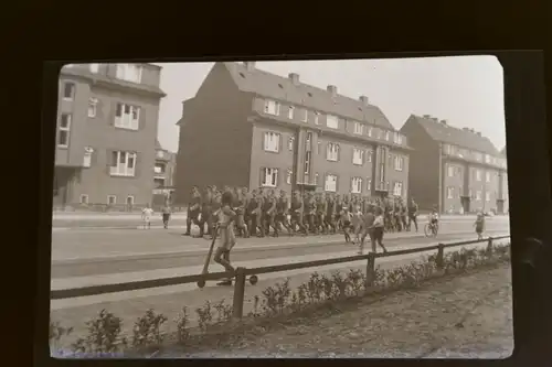 tolles altes Negativ - Soldaten maschieren durch Stadt - Mietshäuser - Ort ?
