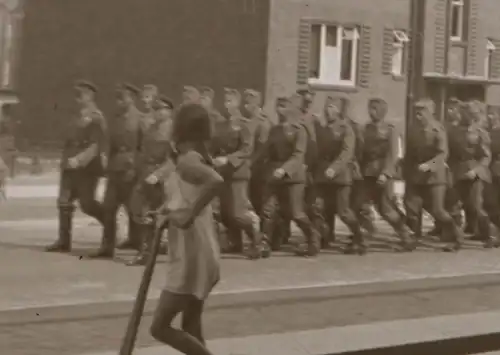 tolles altes Negativ - Soldaten maschieren durch Stadt - Mietshäuser - Ort ?