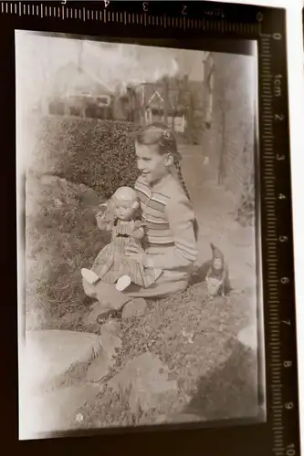 tolles altes Negativ - Mädchen mit Zopf hält Puppe in der Hand - 30-50er Jahre ?