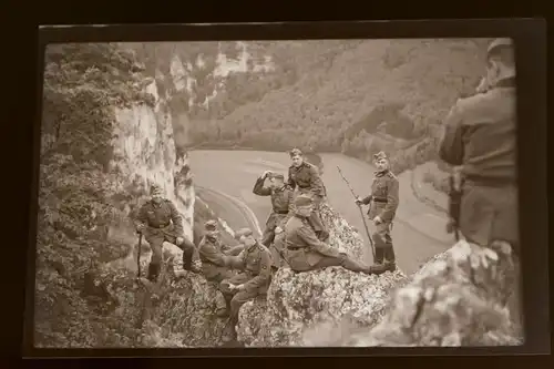 tolles altes Negativ - Gruppe Soldaten auf Felsen machen Pause