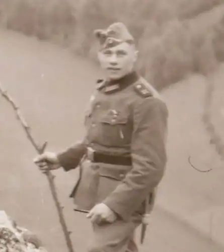 tolles altes Negativ - Gruppe Soldaten auf Felsen machen Pause 