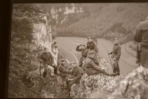 tolles altes Negativ - Gruppe Soldaten auf Felsen machen Pause 