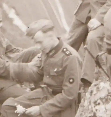 tolles altes Negativ - Gruppe Soldaten auf Felsen machen Pause 