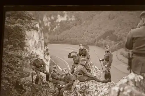 tolles altes Negativ - Gruppe Soldaten auf Felsen machen Pause 