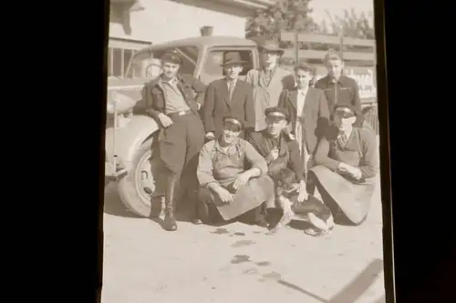 tolles altes Negtiv - Gruppenfoto - LKW-Fahrer ?? und Arbeitgeber ?