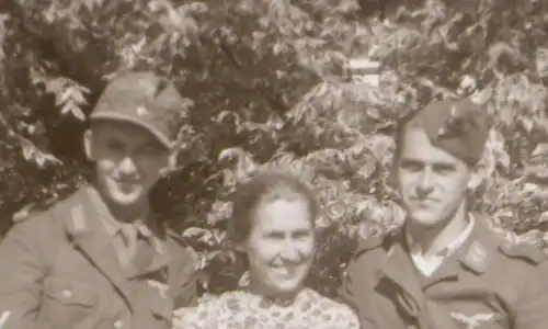 tolles altes Negativ - Mutter mit ihren Söhnen - Soldaten