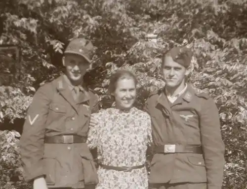 tolles altes Negativ - Mutter mit ihren Söhnen - Soldaten
