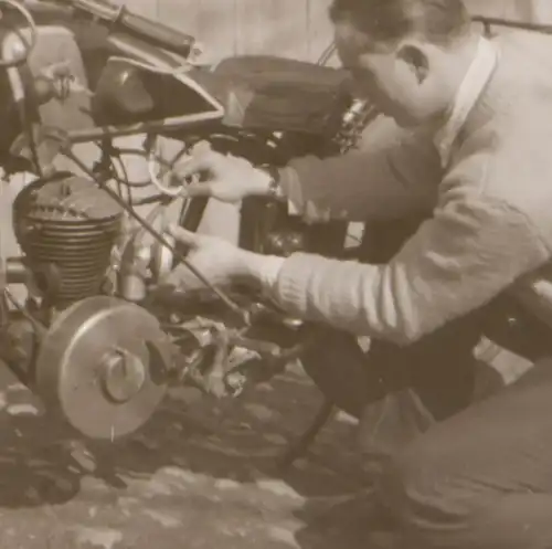 tolles altes Negativ - Mann repaiert sein Oldtimer Motorrad - 30-50er Jahre ?