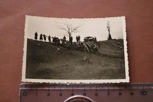 tolles altes Foto - Soldaten helfen Kradfahrer Motorrad den Hügel hoch