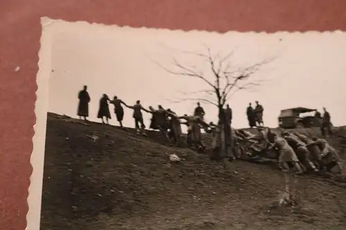 tolles altes Foto - Soldaten helfen Kradfahrer Motorrad den Hügel hoch