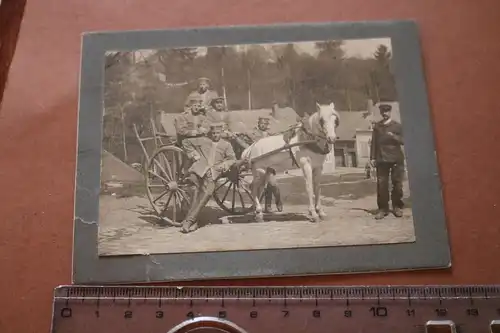 tolles altes Foto auf Pappe - Gruppe Soldaten mit Kutsche 