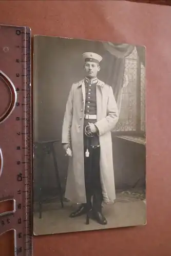 tolles altes Foto - Portrait eines Soldaten im Mantel 