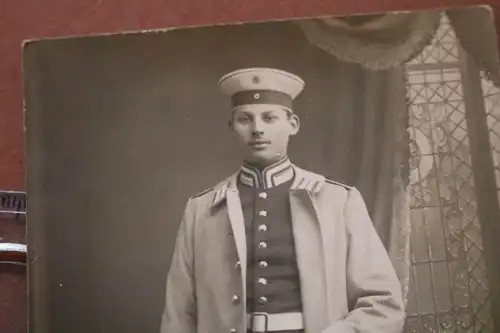 tolles altes Foto - Portrait eines Soldaten im Mantel