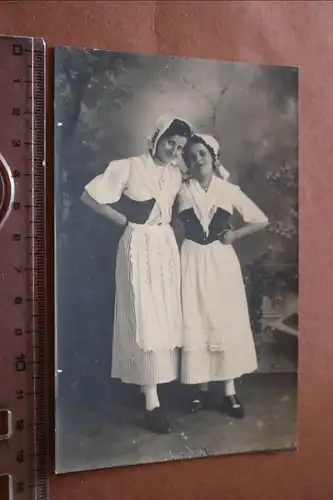 tolles altes Foto - zwei Frauen in Tracht - Freiburg i.B. 1913