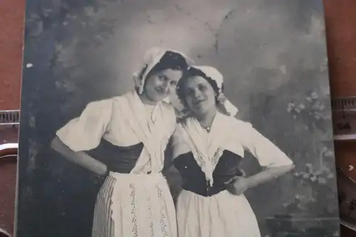 tolles altes Foto - zwei Frauen in Tracht - Freiburg i.B. 1913