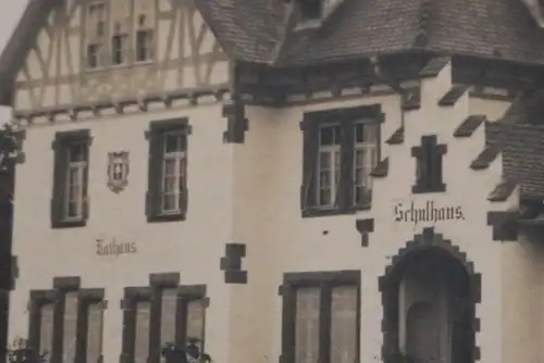 tolle alte Fotokarte Gebäude Rathaus und Schulhaus - Ort ???