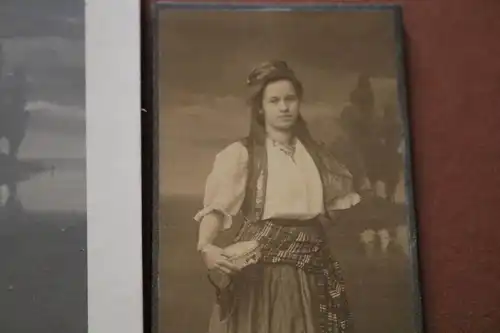 zwei tolles altes Foto - Frau in Tracht  - Karlsruhe 1900-1910 ?