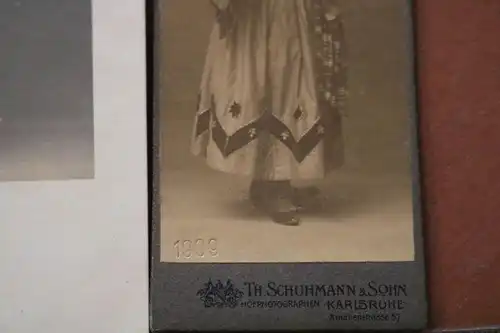 zwei tolles altes Foto - Frau in Tracht  - Karlsruhe 1900-1910 ?