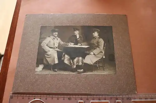 tolles altes Foto auf Pappe- drei Soldaten sitzen am Tisch