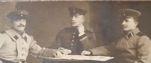 tolles altes Foto auf Pappe- drei Soldaten sitzen am Tisch 