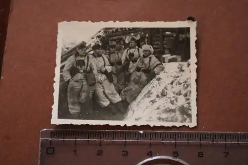 altes Foto deutsche Soldaten in Wintertarn vor Unterstand  Russland ?
