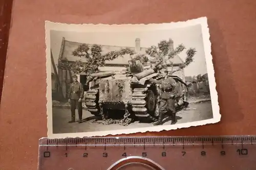 altes Foto deutsche Soldaten mit kaputten französischen Panzer - Bourlasque