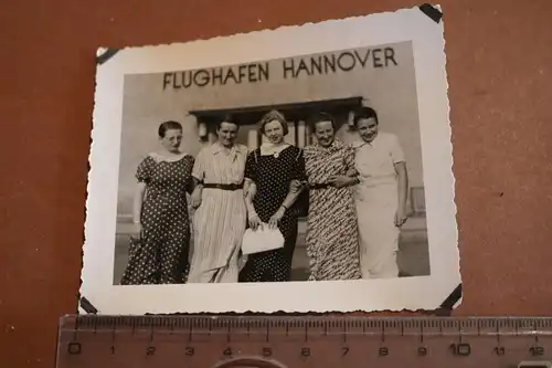 tolles altes Foto - Fünf Frauen vor dem Eingang des Flughafen Hannover