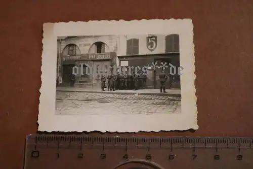tolles altes Foto - Soldaten vor Halle 5 ?? Restaurant Bois-Charbons Frankreich 