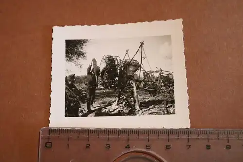 altes Foto - Soldaten begutachten ausgebranntes Flugzeug
