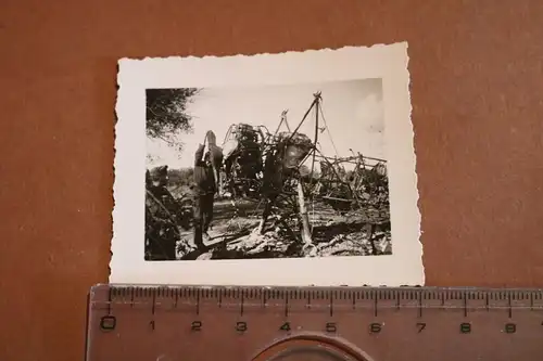 altes Foto - Soldaten begutachten ausgebranntes Flugzeug 