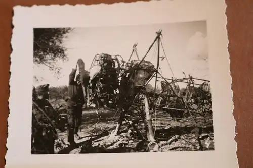 altes Foto - Soldaten begutachten ausgebranntes Flugzeug 