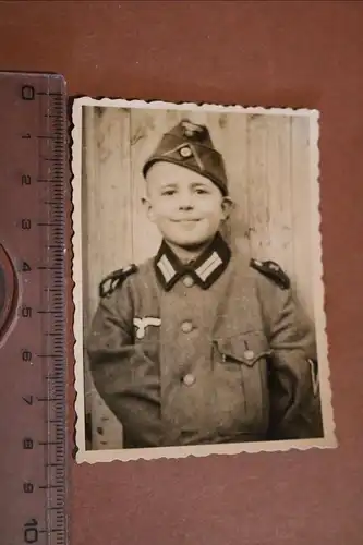 tolles altes Foto - Junge Pimpf in Papas  Soldatenuniform