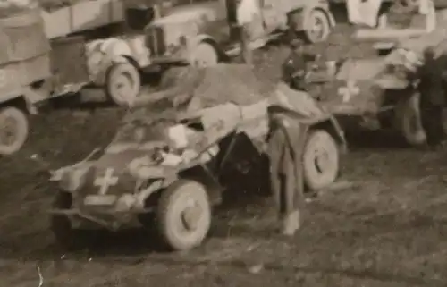 tolles altes Foto - Gruppe  SdKfz 222 Spähwagen und LKW  auf Vormarsch ?