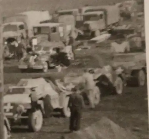 tolles altes Foto - Gruppe  SdKfz 222 Spähwagen und LKW  auf Vormarsch ?