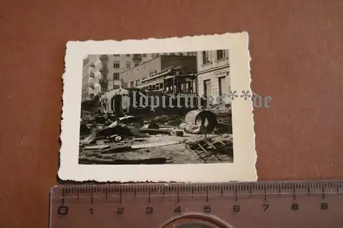 altes Foto - zerstörte Strassenbahn in Warschau , Gebäude