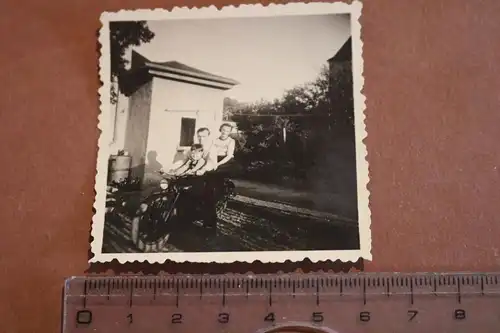 tolles altes Foto - Familie auf Oldtimer Motorrad - Marke ??