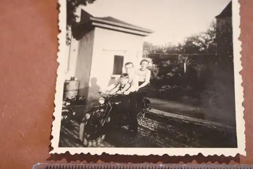 tolles altes Foto - Familie auf Oldtimer Motorrad - Marke ??