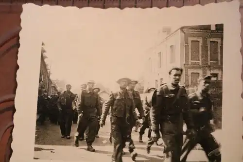 18 alte Fotos eines Soldaten - Frankreich ?? Zerstörung, Fahnen, Soldaten, Engl