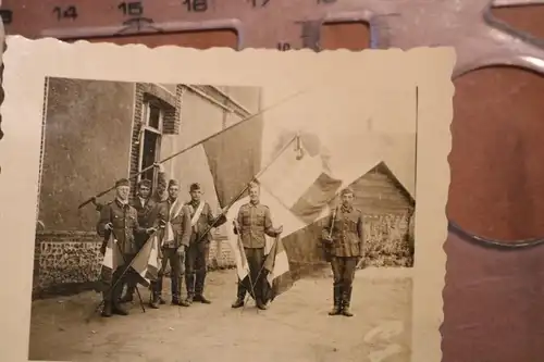 18 alte Fotos eines Soldaten - Frankreich ?? Zerstörung, Fahnen, Soldaten, Engl